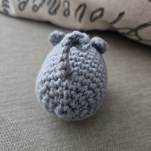 Handmade Crochet Knit Gray Mouse Keychain - Picture 5 of 8